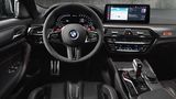 Das Cockpit mit den sichelförmigen Instrumenten ist bekannt