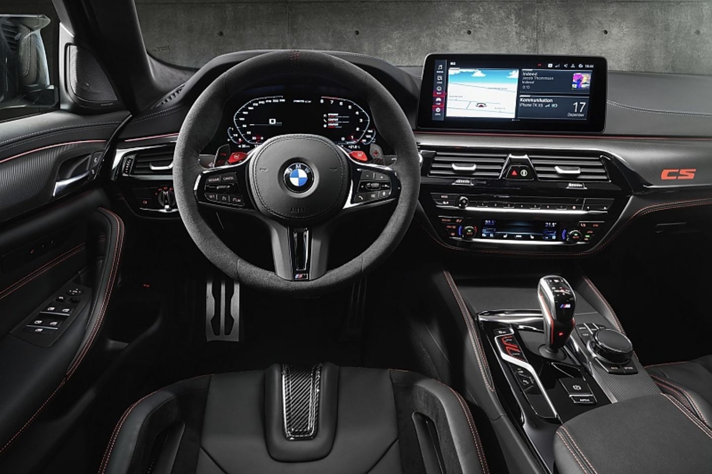 Das Cockpit mit den sichelförmigen Instrumenten ist bekannt