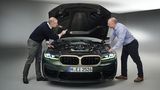 Projektleiter Joachim Popp (links) erklärt die Feinheiten des BMW M5 CS