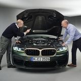 Projektleiter Joachim Popp (links) erklärt die Feinheiten des BMW M5 CS