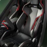 Die Sitzschalen aus Carbon sparen Gewicht, spenden Seitenhalt und sind bequem