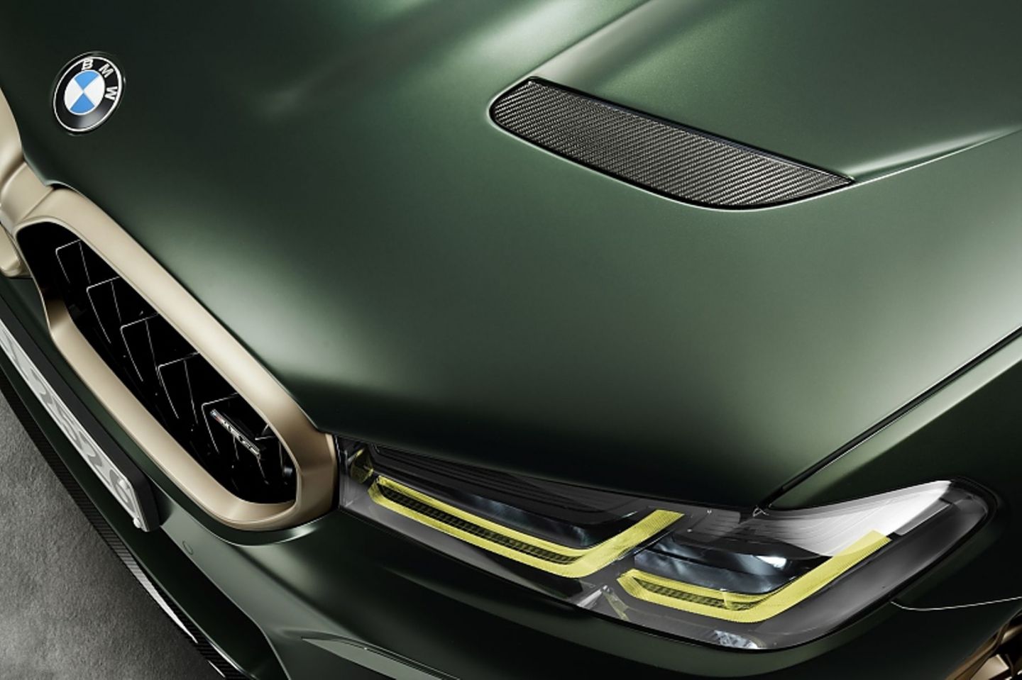 Die Motorhaube ist aus Carbon