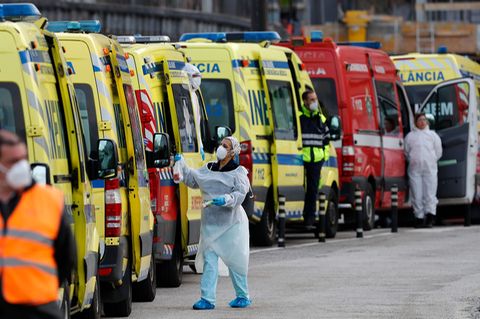 Vor den Krankenhäusern in Lissabon stehen die Ambulanzwagen mit COVID-19-Patienten Schlange