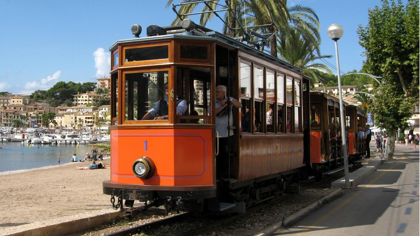 Die als "Roter Blitz" bekannte Straßenbahn fährt durch Port de SÓller. Die Coronakrise könnte Palma de Mallorca ein neues Verkehrsmittel bescheren.