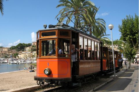 Die als "Roter Blitz" bekannte Straßenbahn fährt durch Port de SÓller. Die Coronakrise könnte Palma de Mallorca ein neues Verkehrsmittel bescheren.