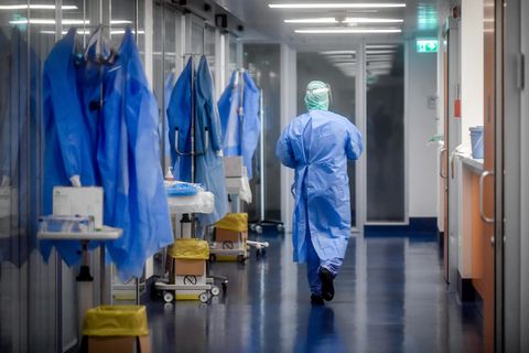 Ein Mitglied des medizinischen Personals geht auf dem Korridor der Intensivstation des Krankenhauses von Brescia entlang