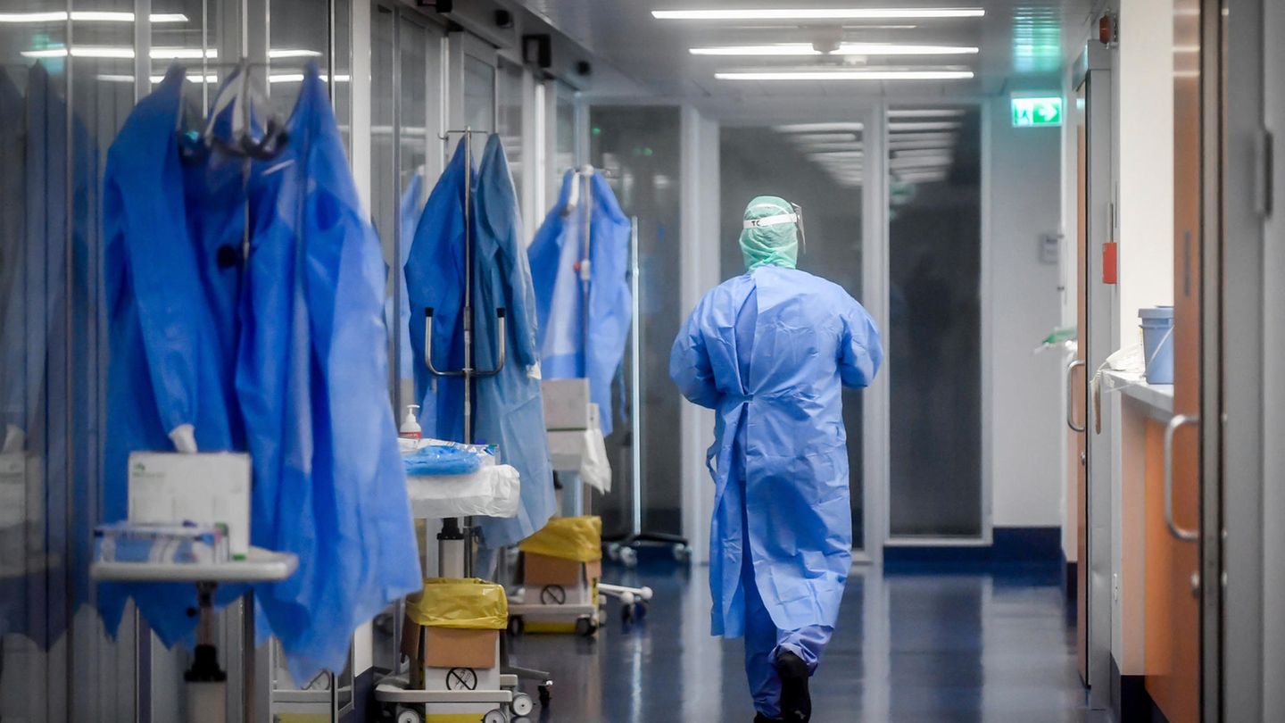 Ein Mitglied des medizinischen Personals geht auf dem Korridor der Intensivstation des Krankenhauses von Brescia entlang