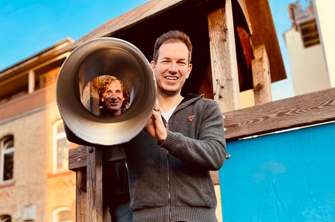 Alexander Kern und Pierre Langer an einer Grundschule in Mainz beim Aufbau der ersten Anlagen