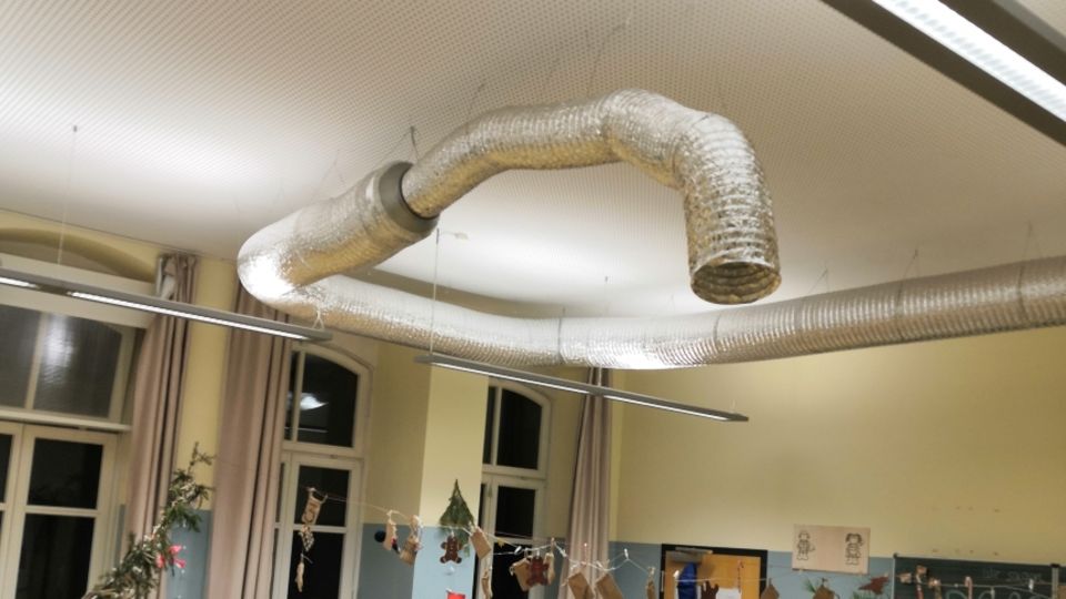Das "Eco Air Tube"-System an der Decker einer Grundschule in Mainz 