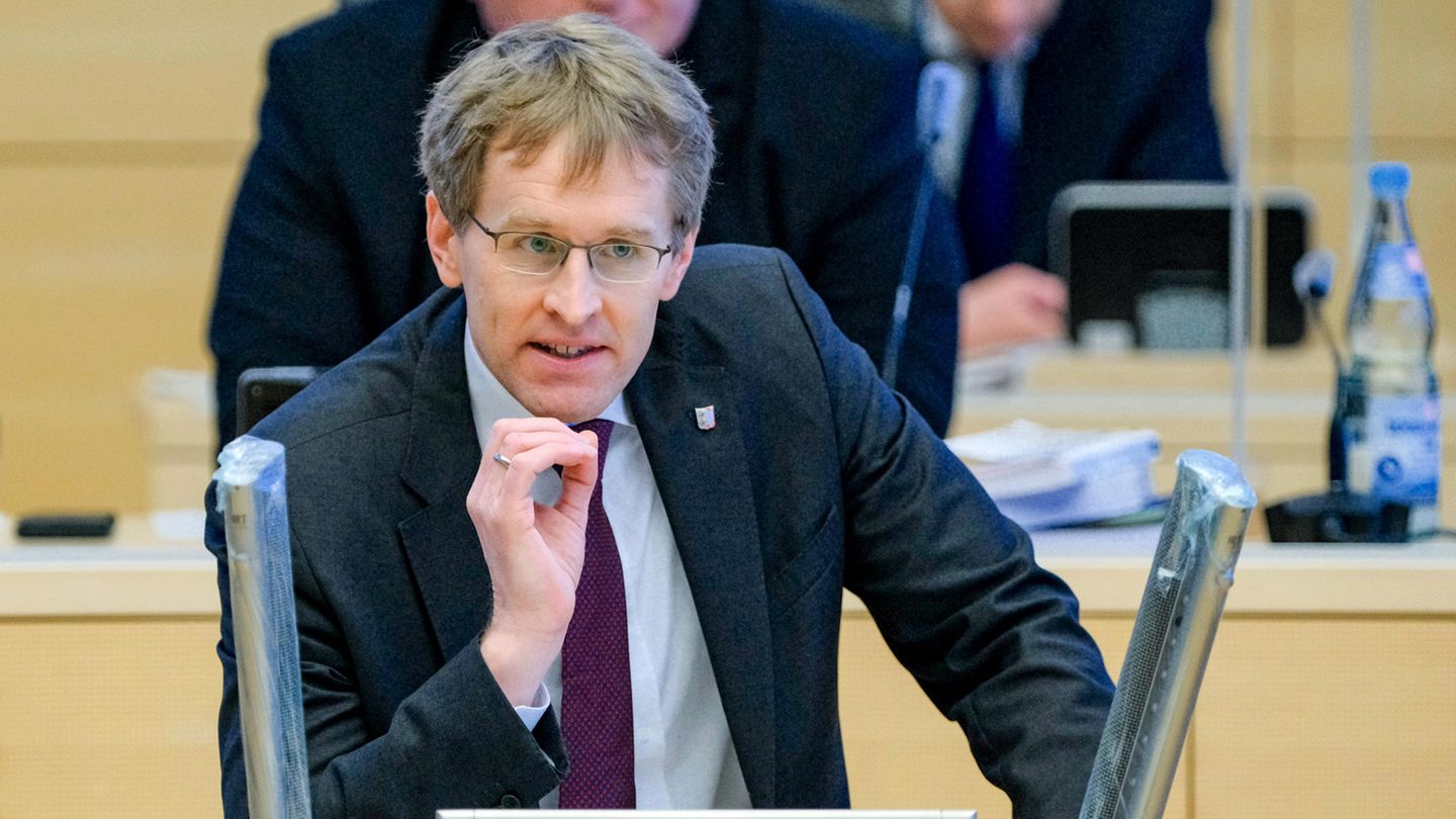 Daniel Günther (CDU), Ministerpräsident von Schleswig-Holstein, spricht im Plenarsaal des Landtags