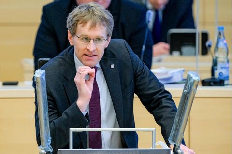Daniel Günther (CDU), Ministerpräsident von Schleswig-Holstein, spricht im Plenarsaal des Landtags