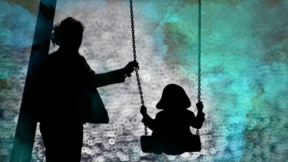 Eine Frau schaukelt ihr Kind, man sie die beiden von hinten im Schatten Eine Frau schaukelt ihr Kind, man sie die beiden von hinten im Schatten