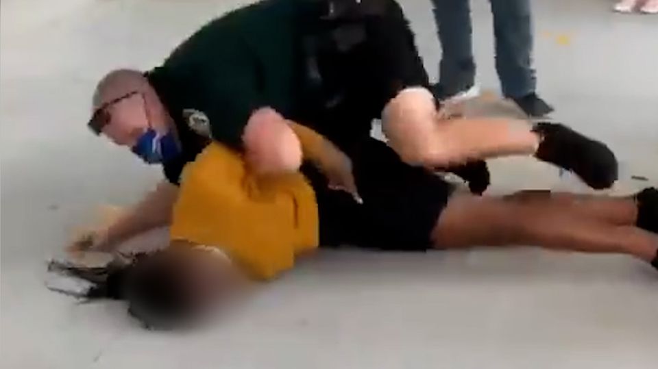 Polizist wirft Schülerin kopfüber zu Boden