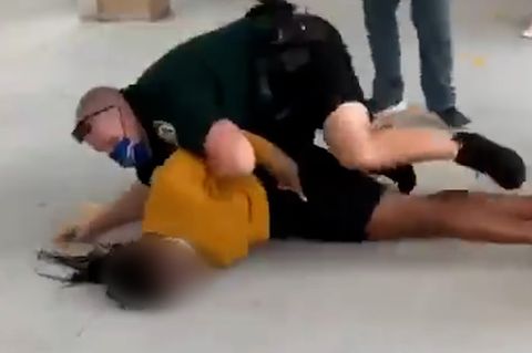 Polizist wirft Schülerin kopfüber zu Boden