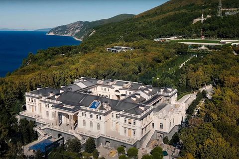 Das Anwesen erstreckt sich über eine Fläche, die rund 40-mal so groß sein soll wie Monaco