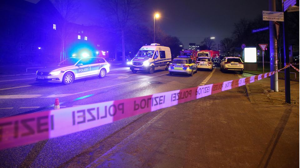 Polizei und Feuerwehr sind nach dem Fund einer britischen Fliegerbombe in Hamburg-St. Pauli im Großeinsatz