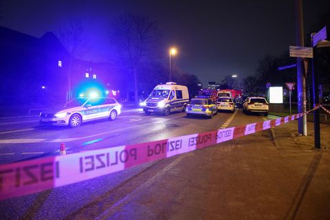 Polizei und Feuerwehr sind nach dem Fund einer britischen Fliegerbombe in Hamburg-St. Pauli im Großeinsatz