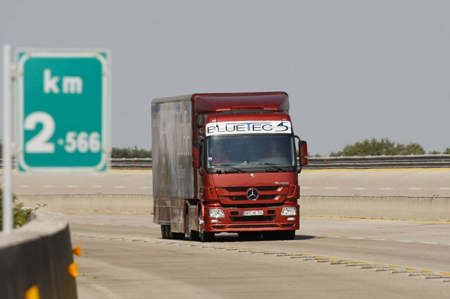 Actros расход. Mercedes Benz EVOBUS. Самый экономичный грузовик. ЕВОБУС Русслэнд.