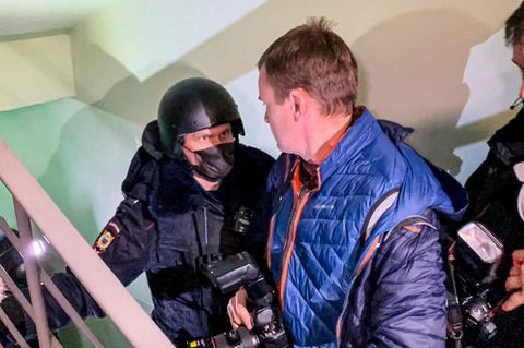 Polizist bei der Festnahme des Bruders von Kremlkritiker Andrej Nawalny, Oleg Nawalny