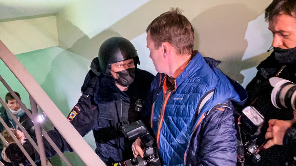 Polizist bei der Festnahme des Bruders von Kremlkritiker Andrej Nawalny, Oleg Nawalny