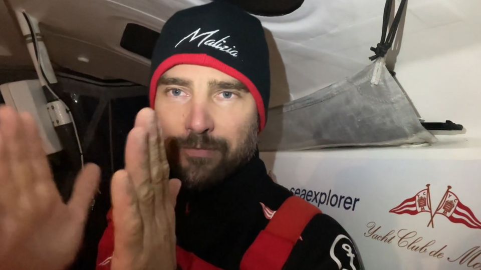 Screenshot aus einem Video des Seglers Boris Herrmann an Bord seiner Rennyacht
