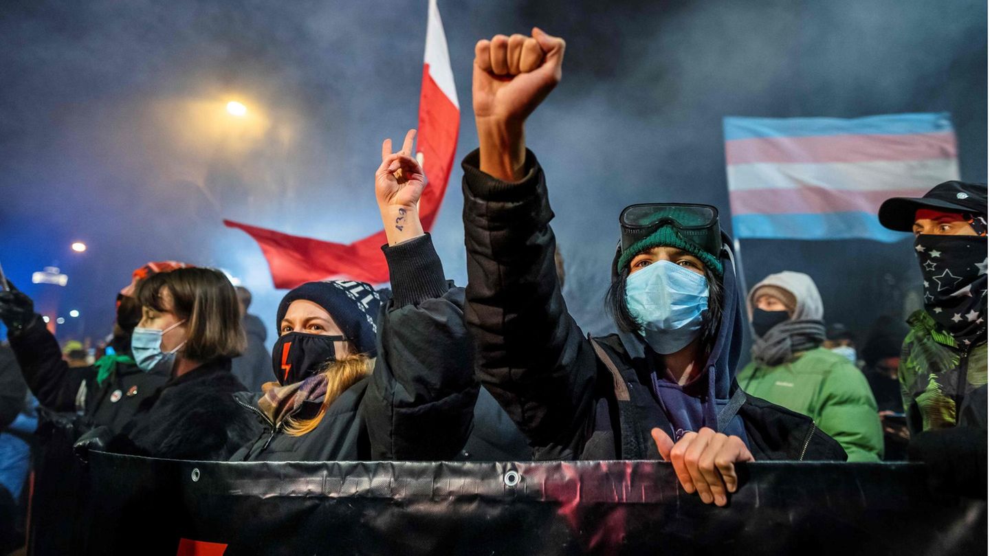 Tausende protestieren gegen Verbot von Schwangerschaftsabbrüchen