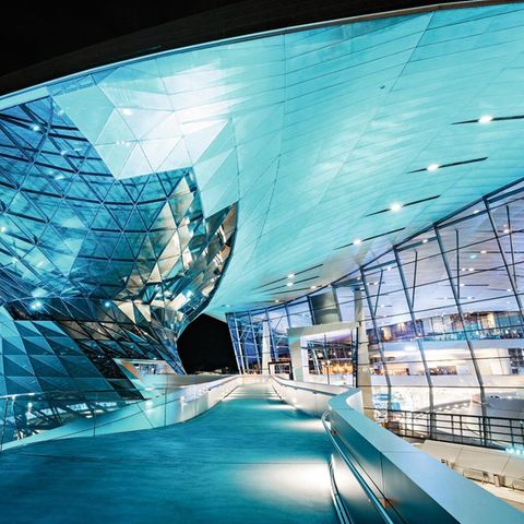 Formvollendet: 2007 eröffnete die BMW Welt  der Wiener Vision­äre Coop Himmel­b(l)au, heute Bayerns meistbesuchte Touristenattrak­tion.