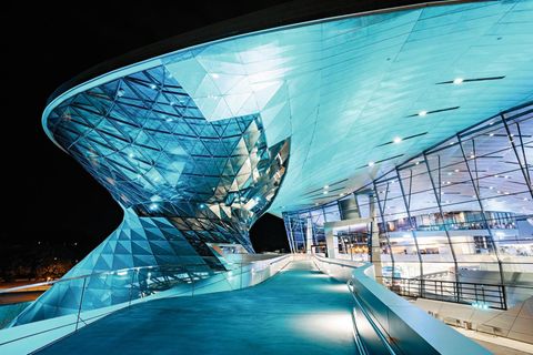 Formvollendet: 2007 eröffnete die BMW Welt  der Wiener Vision­äre Coop Himmel­b(l)au, heute Bayerns meistbesuchte Touristenattrak­tion.