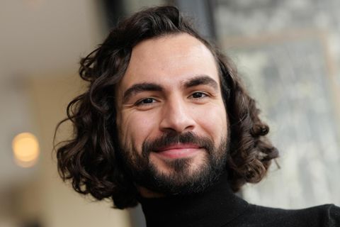 Abdullah Kenan Karaca wurde 1989 in Garmisch-Partenkirchen geboren. Nach dem Abitur wurde er 2009 Regieassistent am Münchner Volkstheater und arbeitete bei den Salzburger Festspielen als Regieassistent beim "Jedermann" unter Christian Stückl