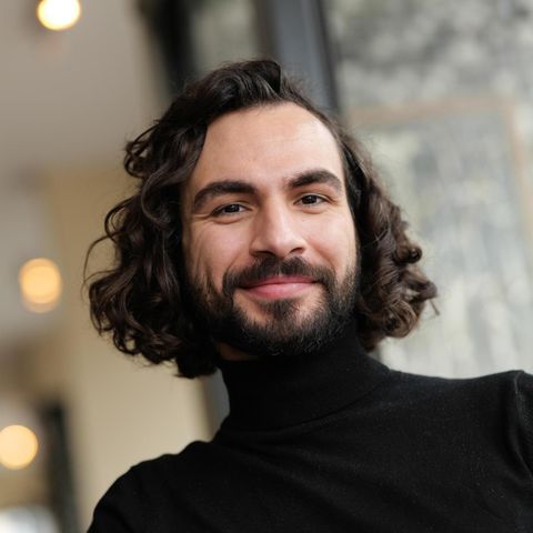 Abdullah Kenan Karaca wurde 1989 in Garmisch-Partenkirchen geboren. Nach dem Abitur wurde er 2009 Regieassistent am Münchner Volkstheater und arbeitete bei den Salzburger Festspielen als Regieassistent beim "Jedermann" unter Christian Stückl