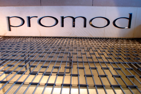 Fassade mit dem Logo der Kölner Filiale von dem französischen Modefilialisten Promod