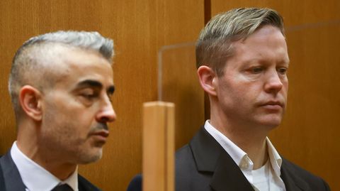 Der Rechtsextremist und Mörder Stephan Ernst (r.) während der Urteilsverkündung vor dem Oberlandesgericht in Frankfurt, neben ihm sein Verteidiger Mustafa Kaplan