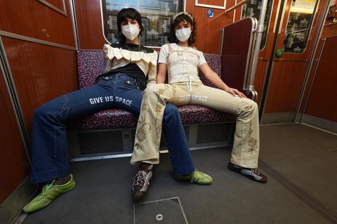 Manspreading: Berlinerinnen entwerfen Mode gegen Männer, die sich breit machen