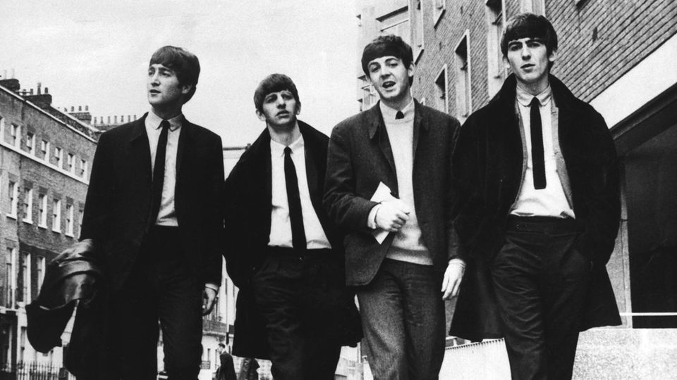 Ihren legendären Look, den die Beatles hier im Jahr 1963 selbstverständlich tragen, verdanken sie einer deutschen Fotografin