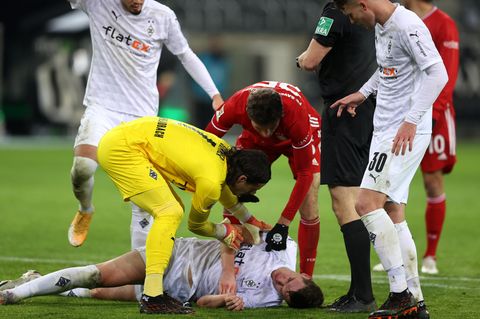 Der Gladbacher Verteidiger Matthias Ginter liegt nach einem Kopftreffer benommen am Boden