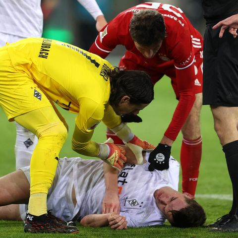 Der Gladbacher Verteidiger Matthias Ginter liegt nach einem Kopftreffer benommen am Boden