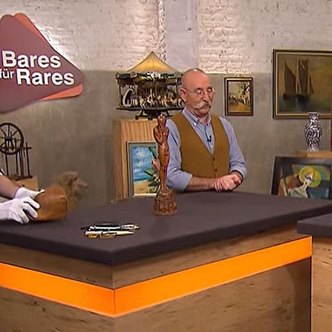 "Bares für Rares"-Experte Colmar Schulte-Goltz freut sich über die Figur von Dorothee Langfeld und Monika Nemetz. Horst Lichter (Mitte) nicht.