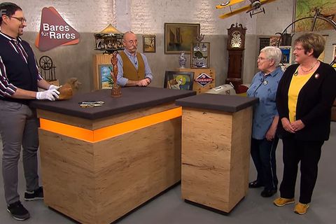 "Bares für Rares"-Experte Colmar Schulte-Goltz freut sich über die Figur von Dorothee Langfeld und Monika Nemetz. Horst Lichter (Mitte) nicht.