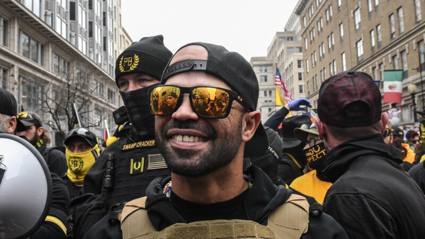 Enrique Tarrio, Anführer der Proud Boys, steht während eines Protests am 12. Dezember 2020 in Washington, DC, vor einer Bar