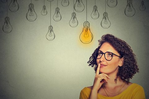 Eine Frau überlegt, welche Nanoleaf Alternative in ihre Wohnung passt.