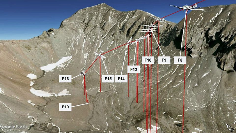 Fotogrammetrisch rekonstruierter Flugweg der HB-HOT vom 4. August 2018 (rot) zwischen dem Punkt F8 und der Unfallstelle (F19) mit dem Piz Segnas im Hintergrund, dargestellt in Google Earth. Das Flugzeug wurde zur Verbesserung der Erkennbarkeit um den Faktor 2.5 vergrössert.