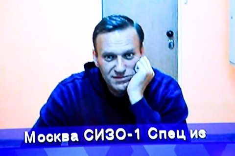 Alexej Nawalny im Moskauer Landgericht. Journalisten bekamen ihn nur auf dem Fernsehbildschirm zu sehen. 