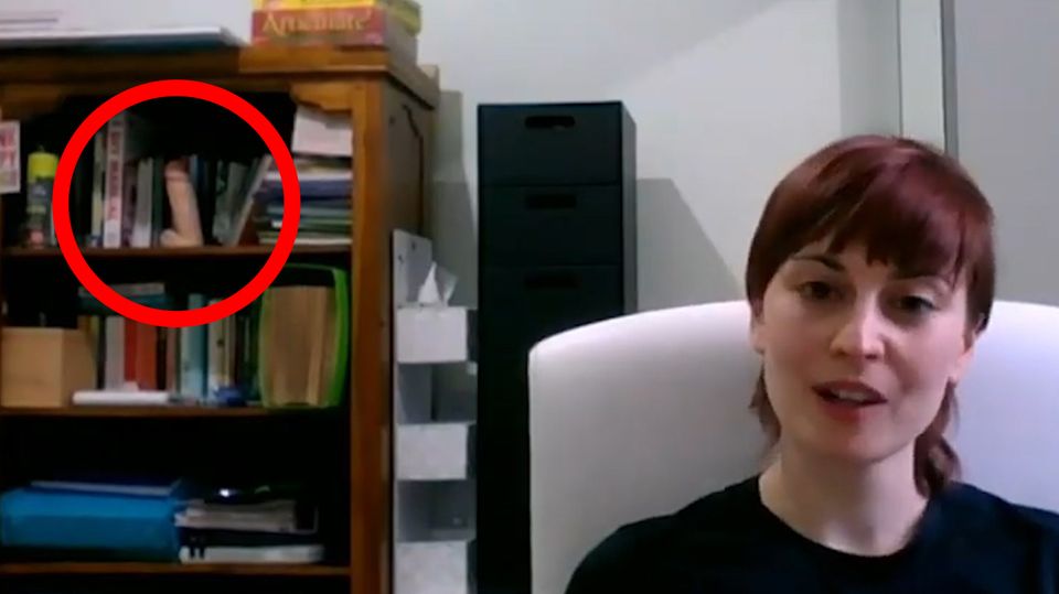 Frau nimmt an Live-Talk teil – mit einem Sexspielzeug im Hintergrund Frau nimmt an Live-Talk teil – mit einem Sexspielzeug im Hintergrund