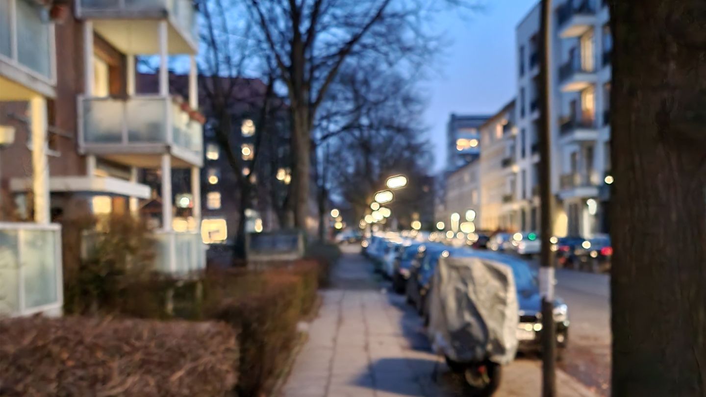 Spitzen-Smartphone: Einen skurrilen Fehler gab es bei Nachtfotos: Das Galaxy weigerte sich zweimal, zu fokussieren - und lieferte ein Bild ab, bei dem gar nichts scharf gestellt war. Da es bei den Bildern davor und danach aber normal scharf stellte, lässt sich der Fehler bis zu Behebung einfach durch mehrere Aufnahmen umgehen. Einen skurrilen Fehler gab es bei Nachtfotos: Das Galaxy weigerte sich zweimal, zu fokussieren - und lieferte ein Bild ab, bei dem gar nichts scharf gestellt war. Da es bei den Bildern davor und danach aber normal scharf stellte, lässt sich der Fehler bis zu Behebung einfach durch mehrere Aufnahmen umgehen.