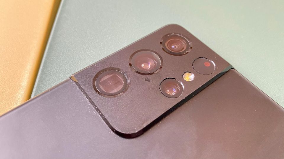 Spitzen-Smartphone: Die scharfen Kanten an der Kamera-Ausbuchtung und den Linsen selbst sind leider Fusselmagneten Die scharfen Kanten an der Kamera-Ausbuchtung und den Linsen selbst sind leider Fusselmagneten