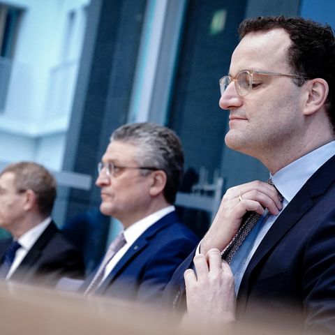 Jens Spahn (r, CDU), Bundesminister für Gesundheit, Lothar Wieler (M), Präsident Robert Koch-Institut (RKI)
