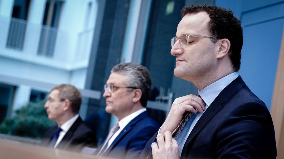 Jens Spahn (r, CDU), Bundesminister für Gesundheit, Lothar Wieler (M), Präsident Robert Koch-Institut (RKI)
