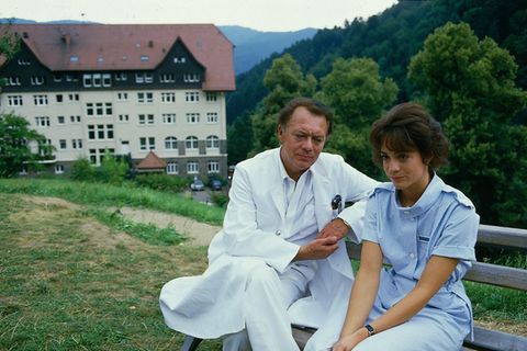 "Schwarzwaldklinik“ (ZDF Mediathek) „Da da da, da da dadada!“ Diese Töne wecken die Erinnerung: an Professor Brinkmann, Arzt und Seelentröster. Bringt keine Heilung, für manche aber Linderung