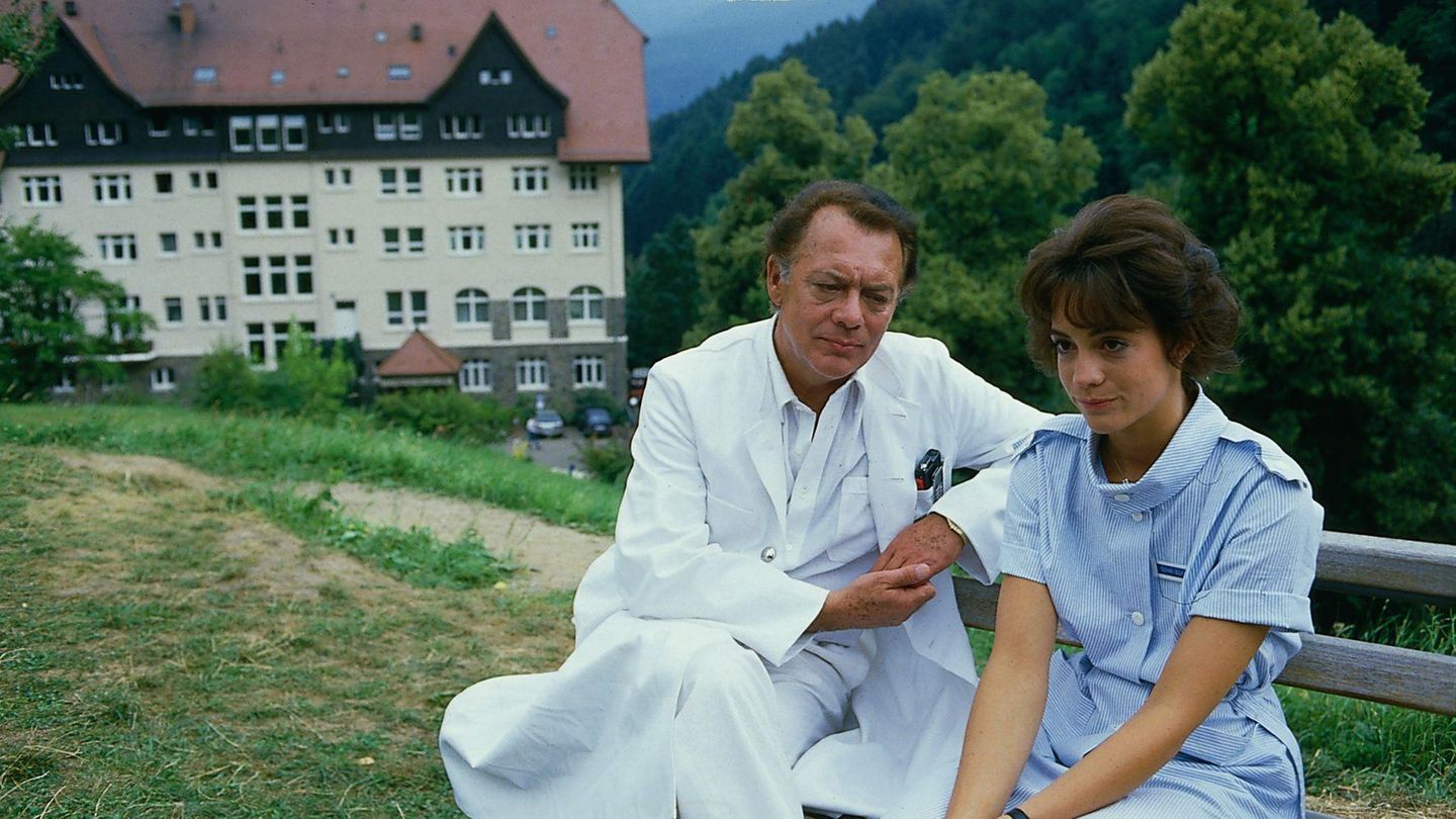 VOE STERN 4/2021 Die Schwarzwaldklinik Serie "Schwarzwaldklinik“ (ZDF Mediathek) „Da da da, da da dadada!“ Diese Töne wecken die Erinnerung: an Professor Brinkmann, Arzt und Seelentröster. Bringt keine Heilung, für manche aber Linderung