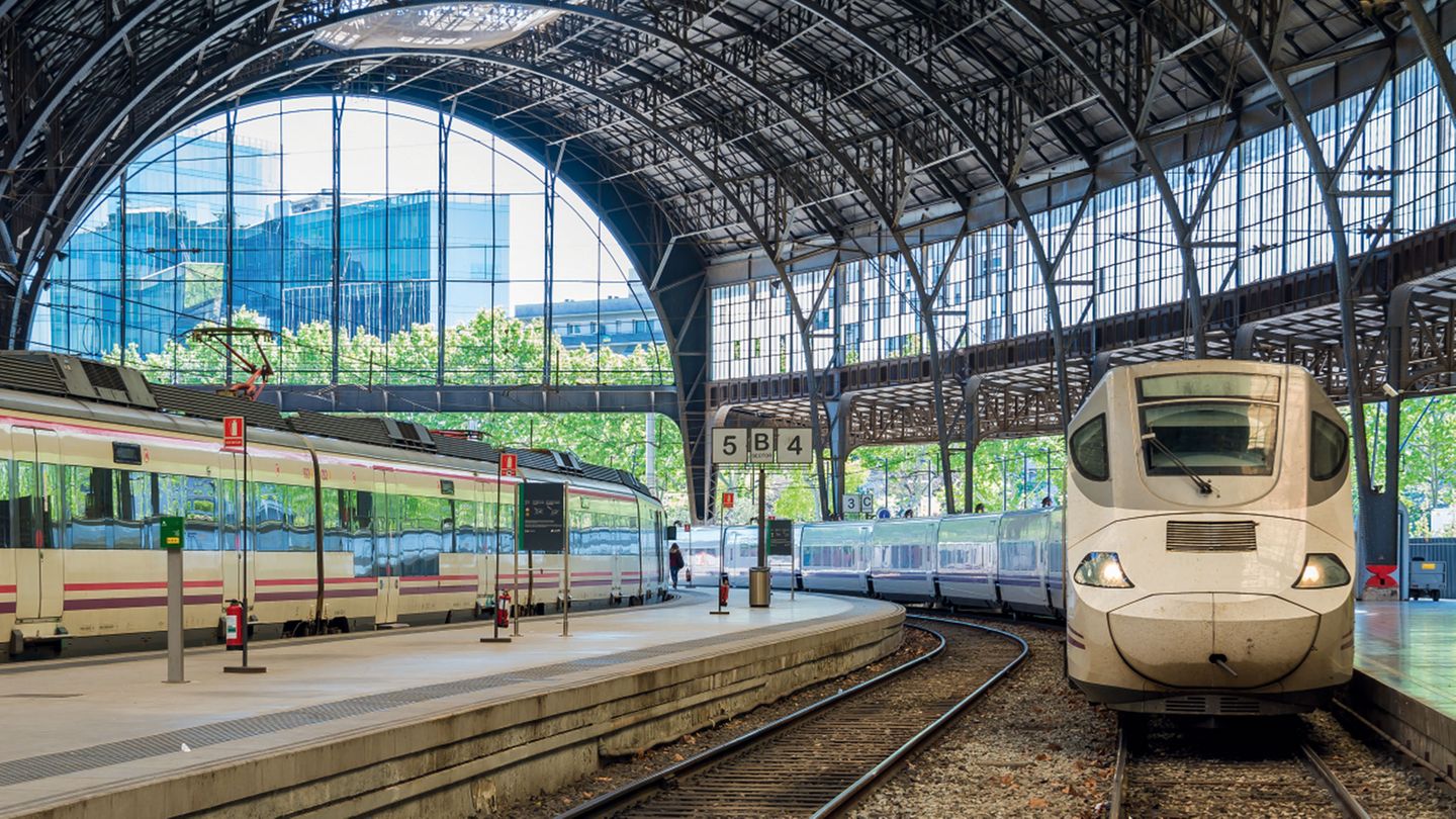Bild 1 von 11 der Fotostrecke zum Klicken:  Barcelona – Spanien  Estació de França ist ein Fern- und Regionalbahnhof in der katalanischen Metropole. Er ist nach dem Bahnhof Barcelona-Sants der zweitwichtigste der Stadt. Der Kopfbahnhof entstand in seiner heutigen Form anlässlich der Weltausstellung im Jahre 1929. Beeindruckend ist die 29 Meter hohe und 195 Meter lange zweischiffige Bahnhofshalle, die in einem Gleisbogen liegt.
